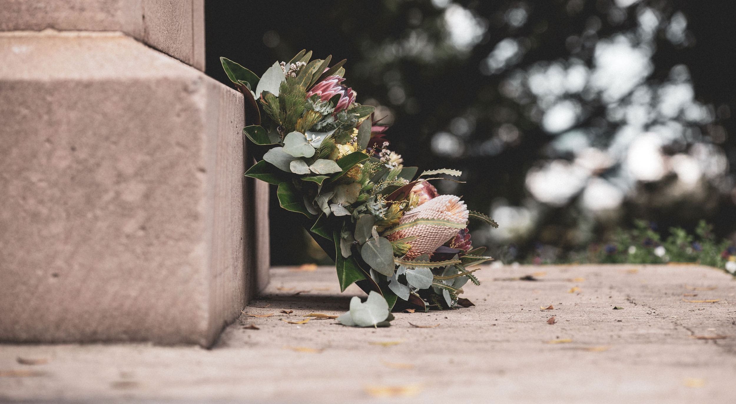 Blumengesteck an einem Grabmal